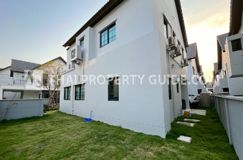 House with Shared Pool in Bangnatrad 